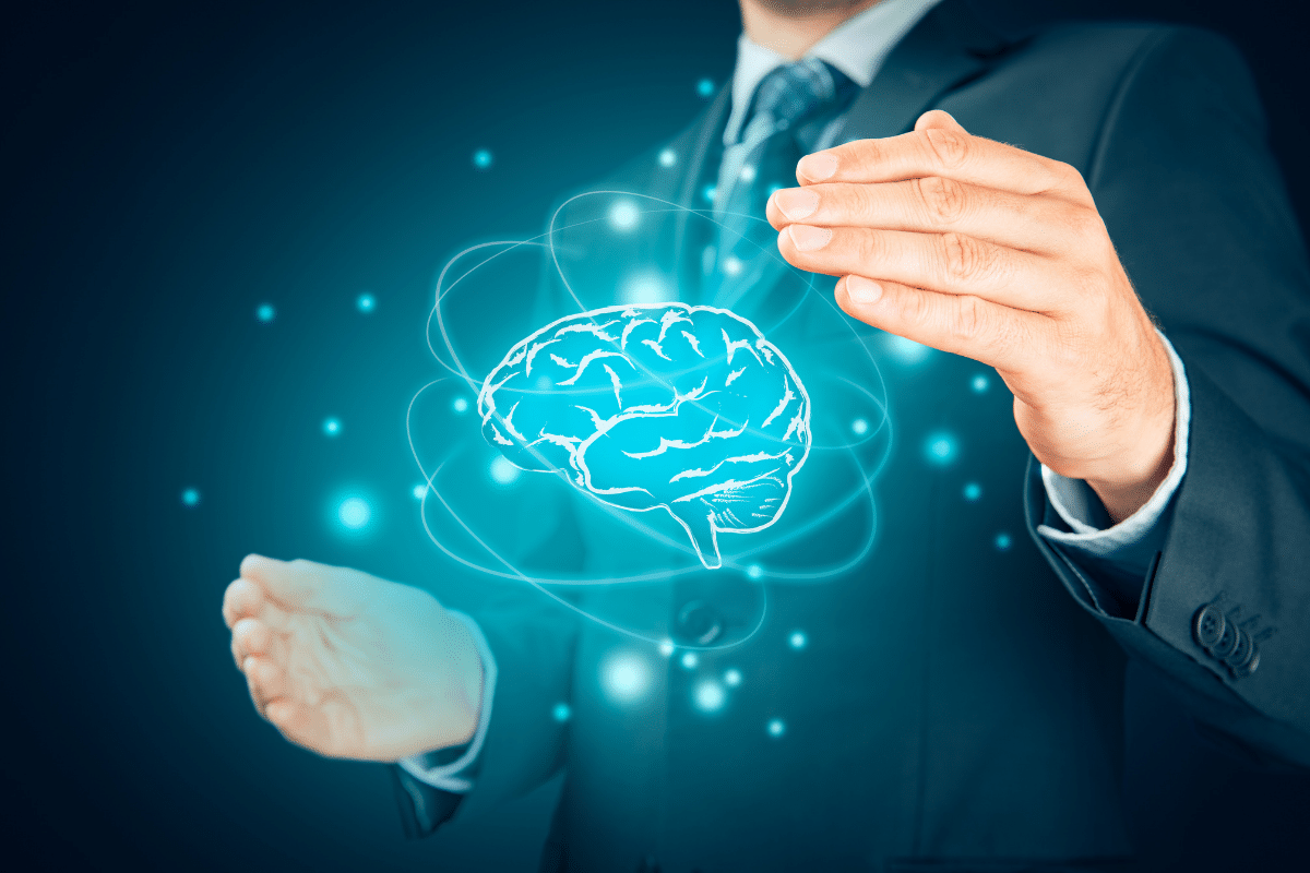 Manos protegiendo una idea — concepto de propiedad intelectual y registro de marca en Ecuador